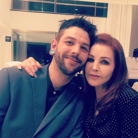 Navarone Garibaldi with his mother Priscilla Presley.